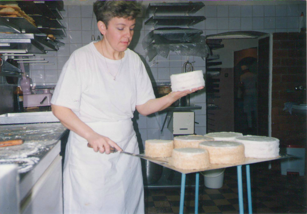 Romualda Malek w pierwszej pracowni cukierni przy ul. Bogusława w Szczecinie, lata 80.