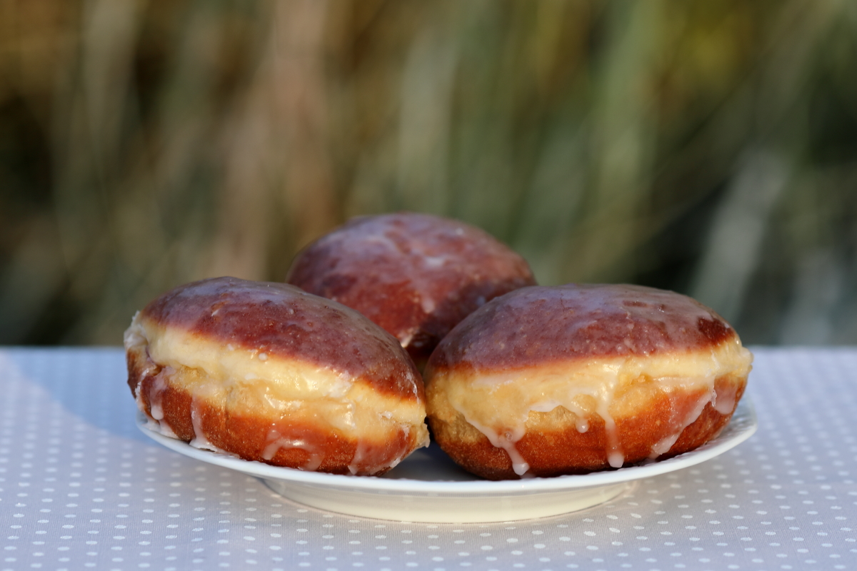 Klasyczne pączki Cukierni Malek z lukrem